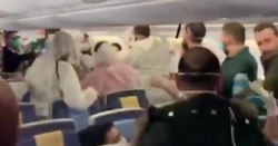 درگیری مسافران پس از عطسه کردن در هواپیما!