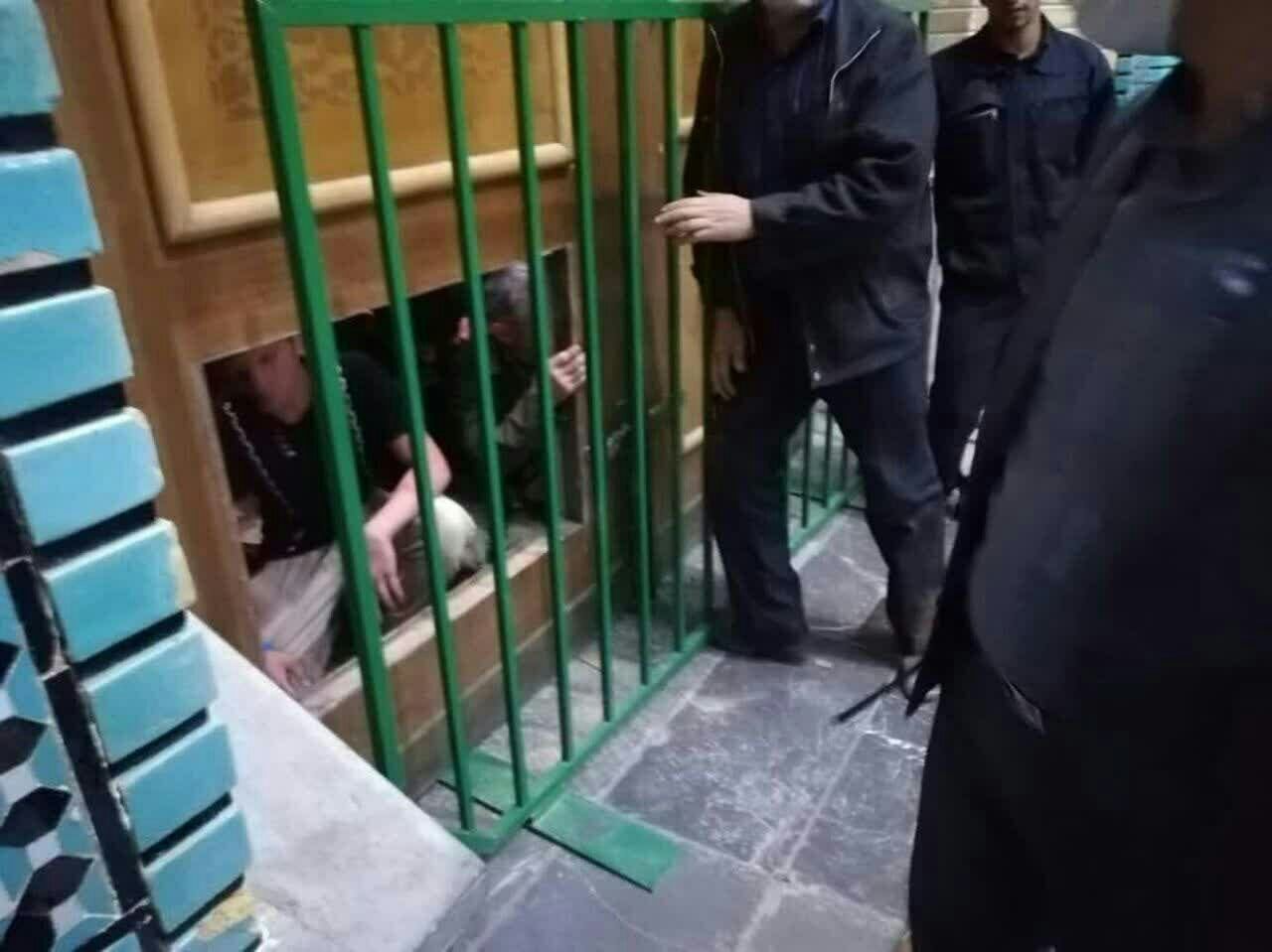 ورود غیرقانونی عده‌ای به حرم حضرت معصومه (س) / مردم خواهان برخورد قضایی شدند