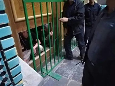 ورود غیرقانونی عده‌ای به حرم حضرت معصومه (س) / مردم خواهان برخورد قضایی شدند