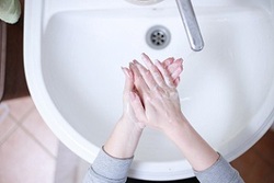 نحوه صحیح شستن دست‌ها جهت پیشگیری از بیماری ها + فیلم