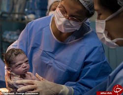 نگاه جالب نوزاد به پرستار پس از تولد+عکس