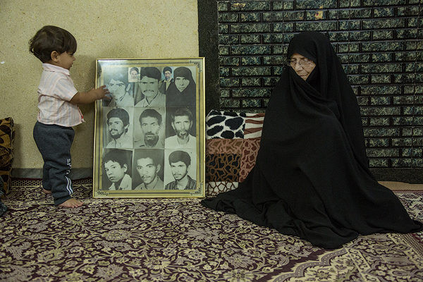 خانواده ۹ شهید گلزاری در جزیره هرمز