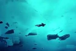 شکستن رکورد شنا در زیر یخ+فیلم