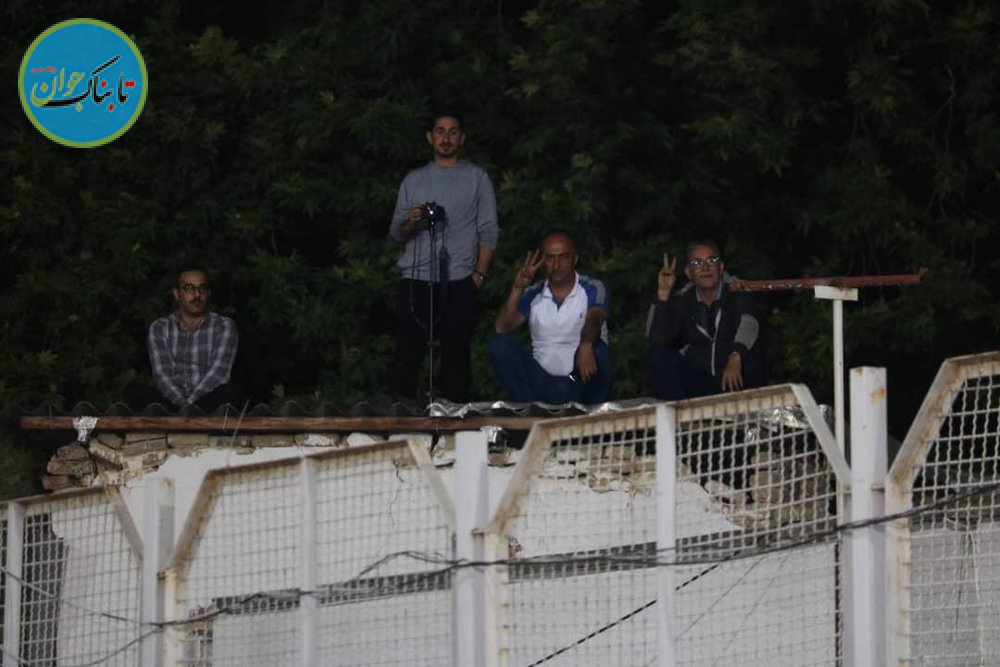 تماشای دربی زنان از روی پشت بام+عکس