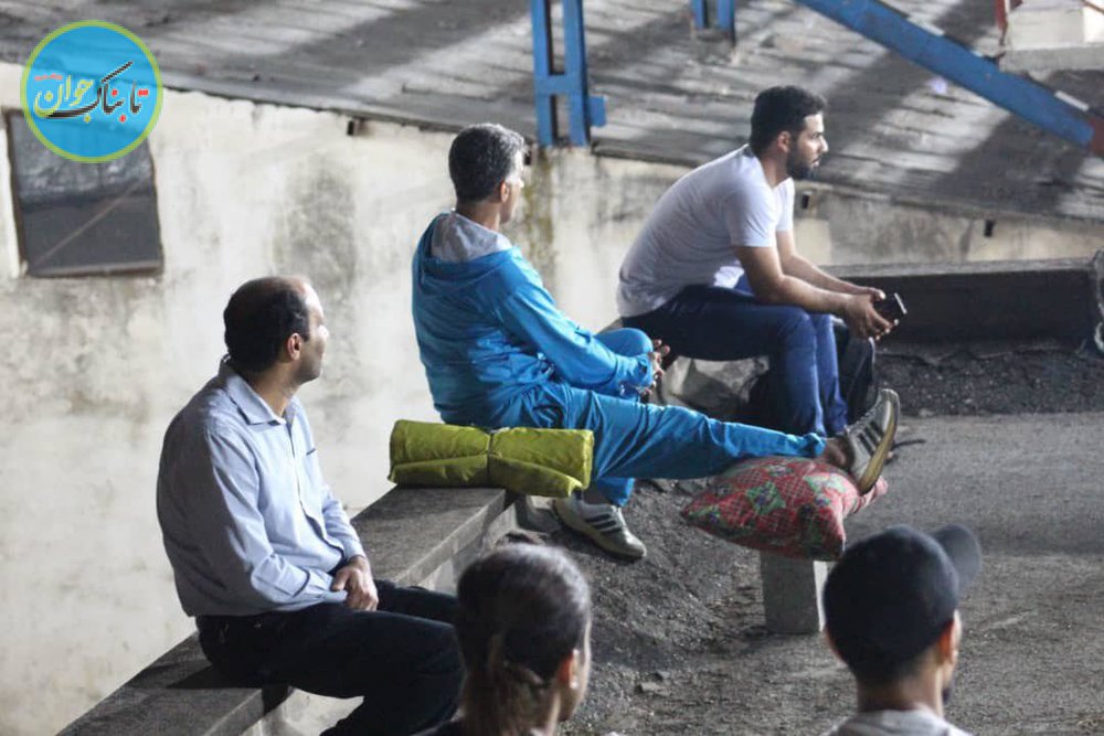 تماشای دربی زنان از روی پشت بام+عکس