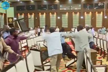 کتک کاری نمایندگان مجلس سودان با صندلی! + فیلم