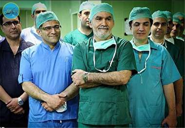 پروفسوری که با یک صلوات جراحی می کند+ فیلم