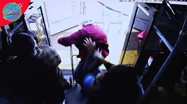 مرگ دردناک پیرمرد آمریکایی پس از پرت شدن از اتوبوس توسط دختر جوان! +فیلم