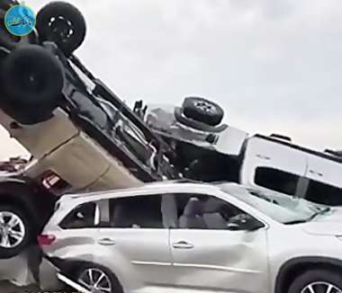 بلایی که طوفان‌ بر سر یک انبار فروش خودرو در امریکا آورد+ فیلم