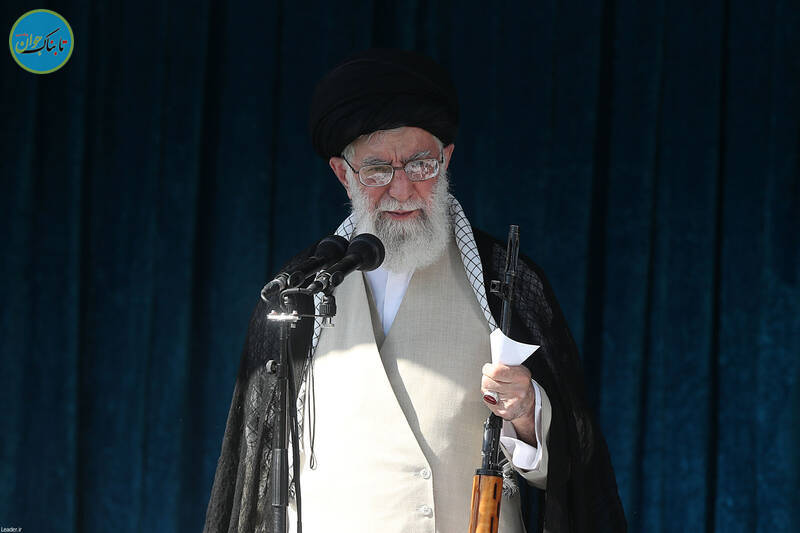 سلاح تک تیراندازها در دست رهبر انقلاب+ عکس