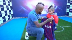 ملاقات کودک ایرانی با ستاره تیم بارسلونا