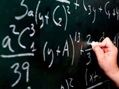 عبور دانش‌آموزان تایلندی از خیابان‌های آبگرفته برای رفتن به مدرسه