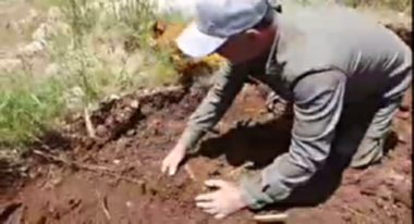 لحظه ناب از کشف پیکر مطهر یک شهید دفاع مقدس همزمان با شب قدر+ فیلم