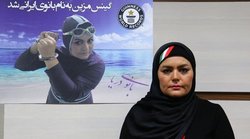 بانوی ایرانی رکورددار شنا با دست بسته در گینس