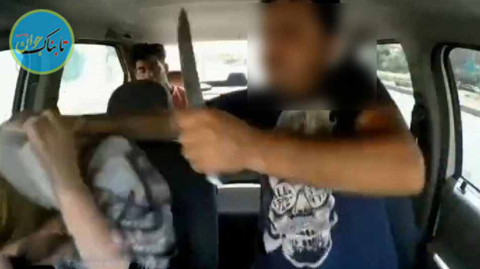 وقتی راننده قصد بریدن سر مسافر را مقابل سرنشینان می‌کند! + تصاویر