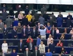 اتفاقی عجیب در جلسه پارلمان اروپا+ فیلم