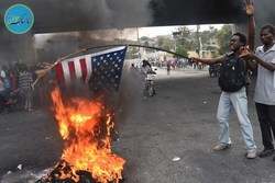 پرچم آمریکا در برابر کاخ سفید به آتش کشیده شد + تصاویر