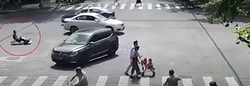 رانندگی با ماشین اسباب بازی در خیابان شلوغ! +فیلم