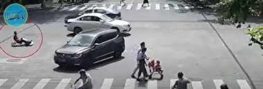 رانندگی با ماشین اسباب بازی در خیابان شلوغ! +فیلم