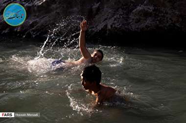 آب تنی در چشمه ‌علی