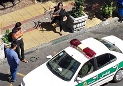 حمله یک زن هنجارشکن به خودروی پلیس + فیلم