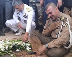 بی قراری فرمانده ارتشی در تدفین دو شهید گمنام +فیلم