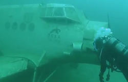 کشف اسکلت خلبان در هواپیمایی در اعماق دریا + فیلم
