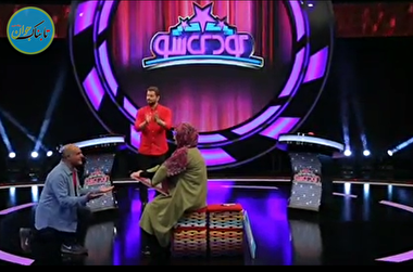 زانو زدن بازیگر سریال لیسانسه‌ها مقابل همسرش +فیلم