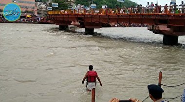 لحظه نجات از غرق شدن یک مرد توسط پلیس فداکار