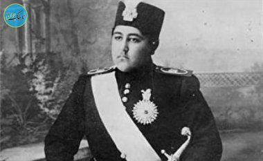 عکس قدیمی احمدشاه قاجار با فامیل