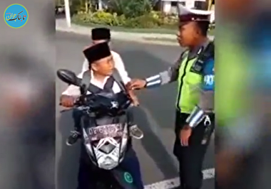 واکنش بچه موتور سوار در برابر پلیس+ فیلم