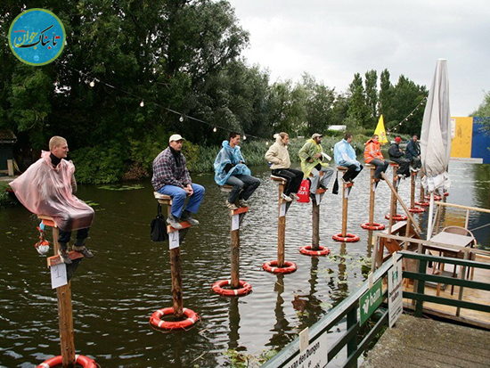 مسابقه عجیب نشستن روی میله چوبی! + عکس
