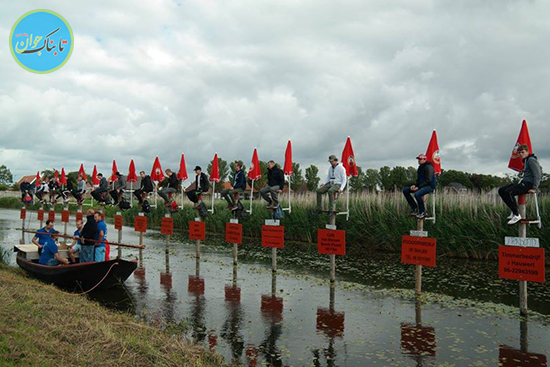  نشستن روی میله چوبی