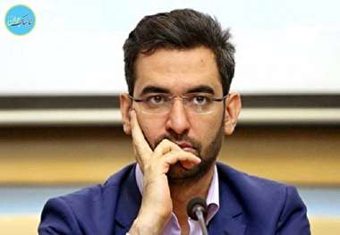 شانه کردن وزیر جوان وسط نشست خبری!+ فیلم