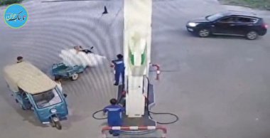 واکنش جالب متصدی پمپ بنزین به سیگار کشیدن راننده + فیلم