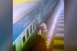 گیرافتادن یک مسافر بین سکو و قطار در حال حرکت! + فیلم