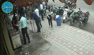 ویدئویی از لحظه انحراف ناگهانی خودرو به داخل پیاده‌رو