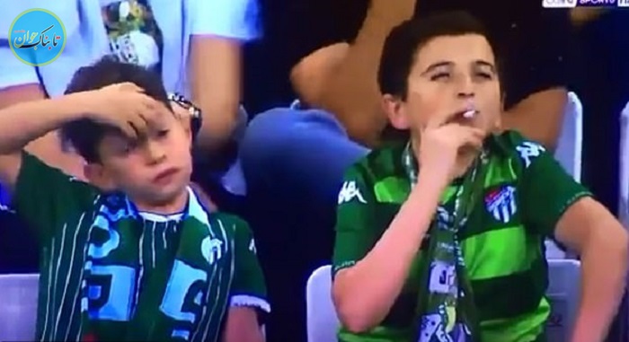 سیگار کشیدن هوادار فوتبال ترکیه 