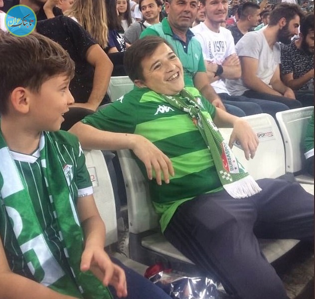 جنجال سیگار کشیدن هوادار فوتبال ترکیه 