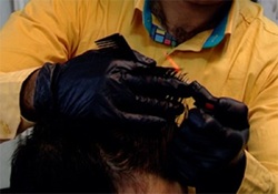 اصلاح رایگان موی نیازمندان توسط جوان آرایشگر + فیلم