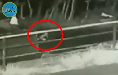 خارج شدن دختر یکساله از ماشین در حال حرکت!+فیلم