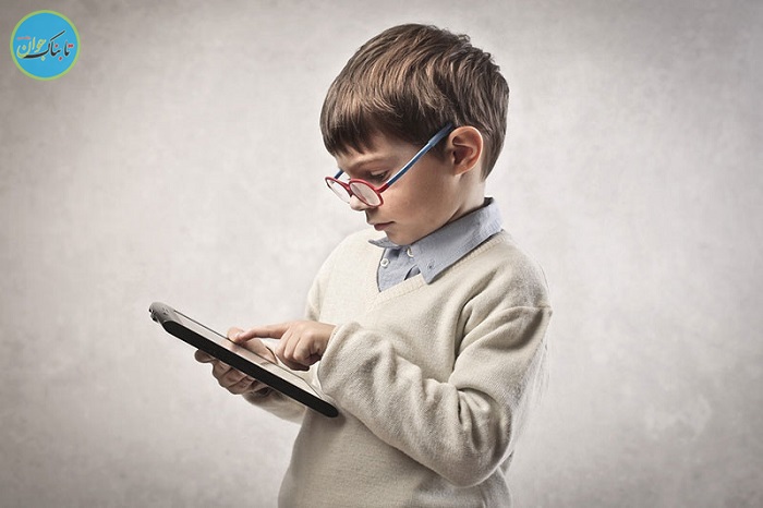 عینک نوجوانان به خاطر نگاه گوشی