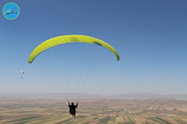 رقابت پاراگلایدر‌ها در تهران