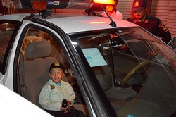 کودک قمی لباس پلیس پوشید