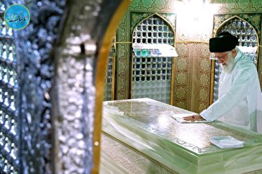 مراسم غبارروبی ضریح مطهر حرم ثامن‌الحجج با حضور رهبر معظم انقلاب