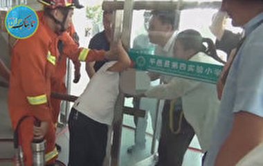 خاطره‌ای تلخ و خطرناک برای یک دانش آموز در روز اول مدرسه + فیلم