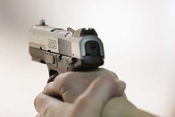 کتک خوردن تروریست قلابی با اسلحه اسباب بازی +فیلم