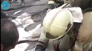 تلاش دیدنی آتش‌نشانان تبریزی برای نجات ۲ توله سگ + فیلم