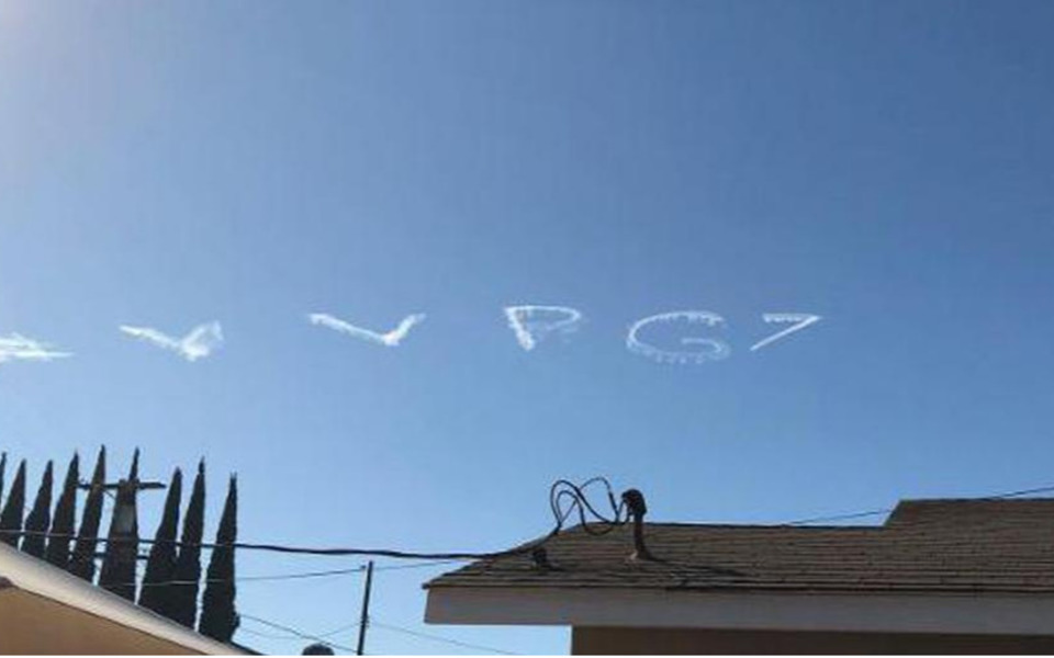 تبریک تولد پوتین در آسمان آمریکا