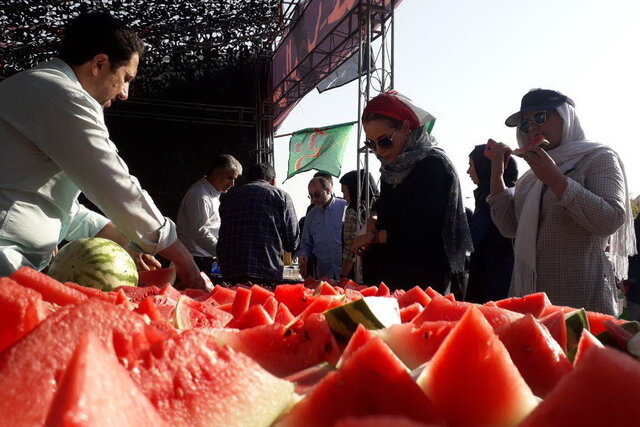 پذیرایی موکب از زنان ورزشگاه آزادی